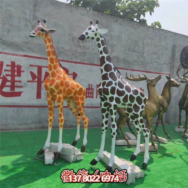 景區(qū)戶(hù)外大型玻璃鋼彩繪仿真長(zhǎng)頸鹿動(dòng)物擺件