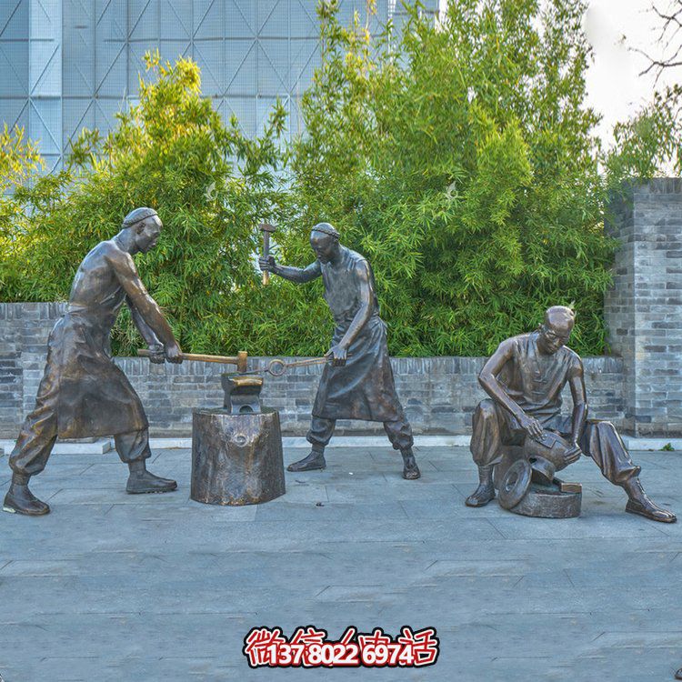 打鐵場(chǎng)景人物銅雕，鑄銅鑄造民俗生活人物情景雕塑