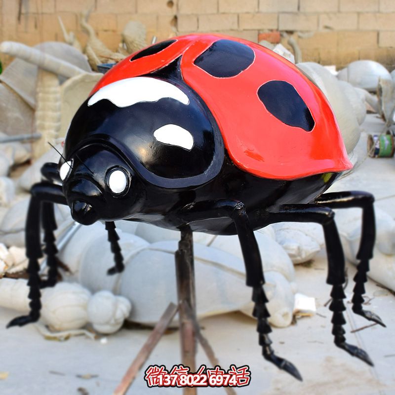 游樂場(chǎng)擺放的紅色玻璃鋼彩繪瓢蟲雕塑