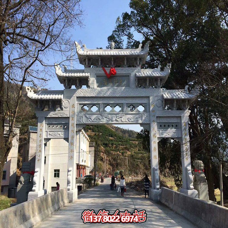 村口石牌坊，三間四柱石雕牌樓