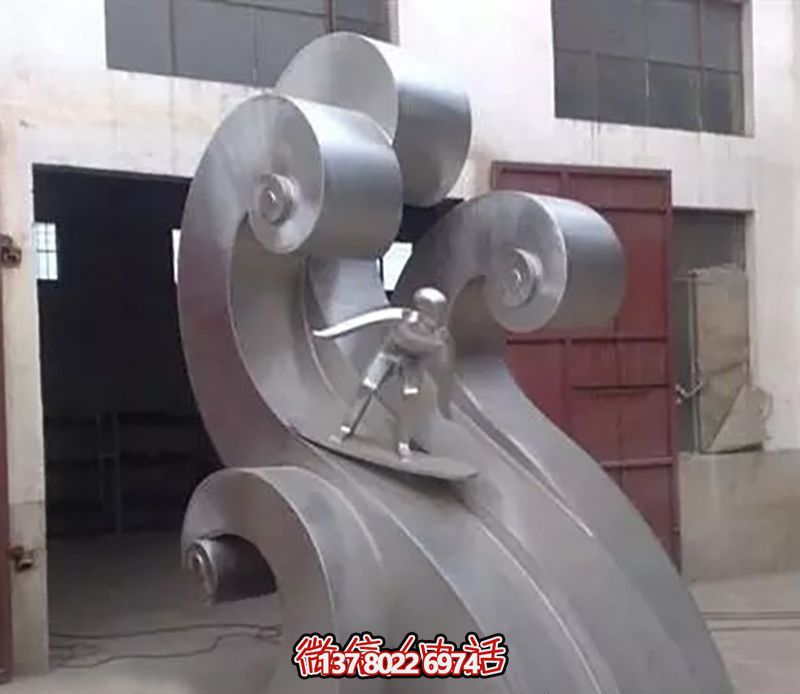 花園廣場擺放大型創(chuàng)意不銹鋼滑雪景觀雕塑