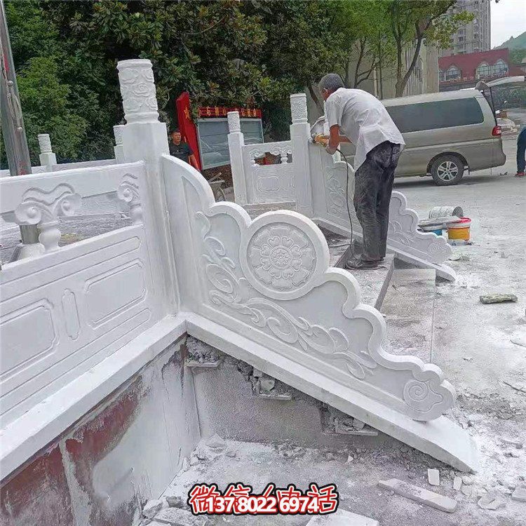 漢白玉旗臺(tái)欄板欄桿安裝，細(xì)節(jié)打磨處理