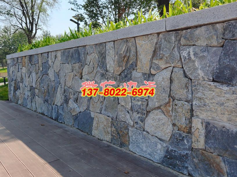 景石碎拼景觀墻：自然與藝術(shù)交融的景觀雕塑，石雕工藝的質(zhì)樸美學(xué)呈現(xiàn)