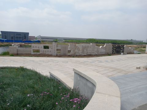 蘆葦湖景墻：鳴琴戴星，長(zhǎng)26米，高2